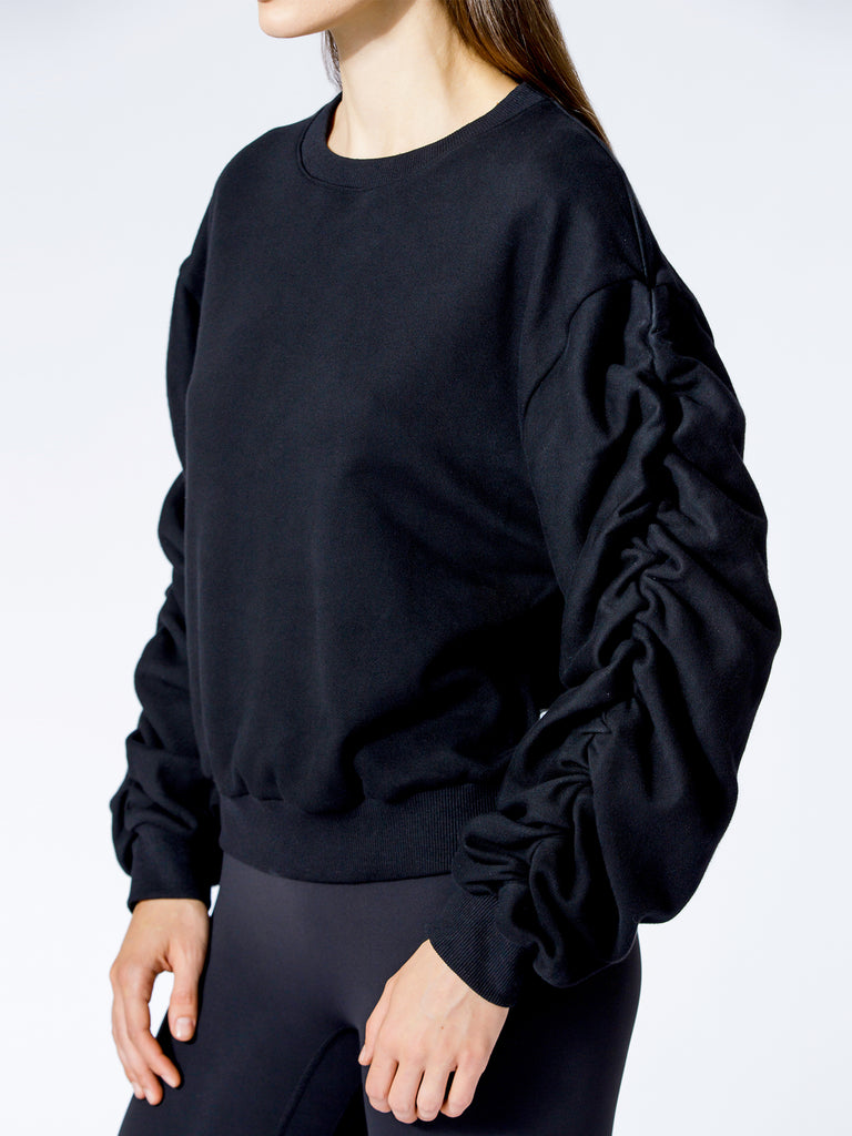 RUCHED RUNWAY SWEATSHIRT, BLACK