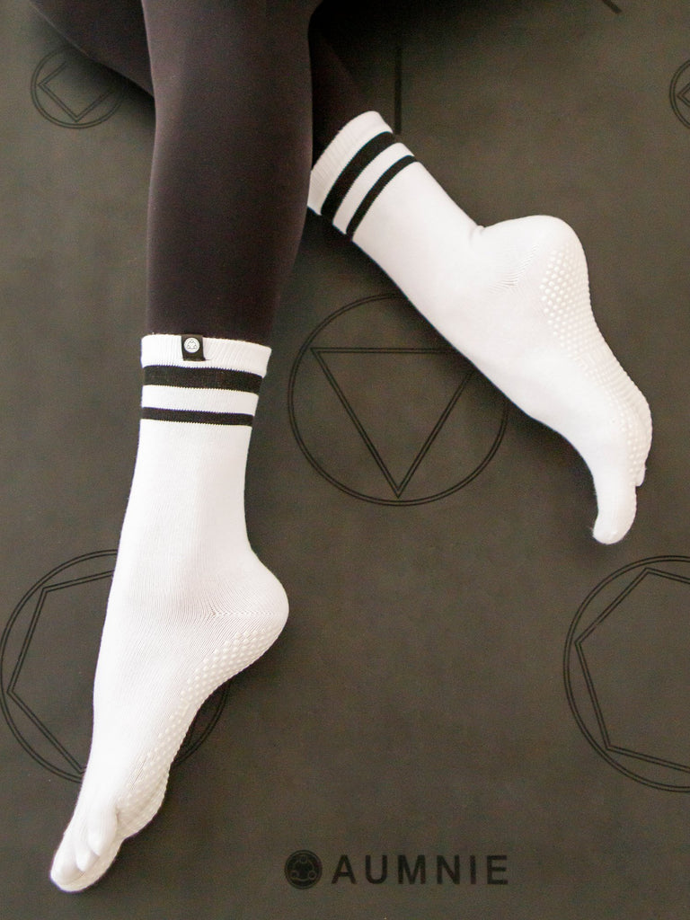 KNEE HIGH FULL TOE YOGA GRIP SOCKS, WHITE/BLACK