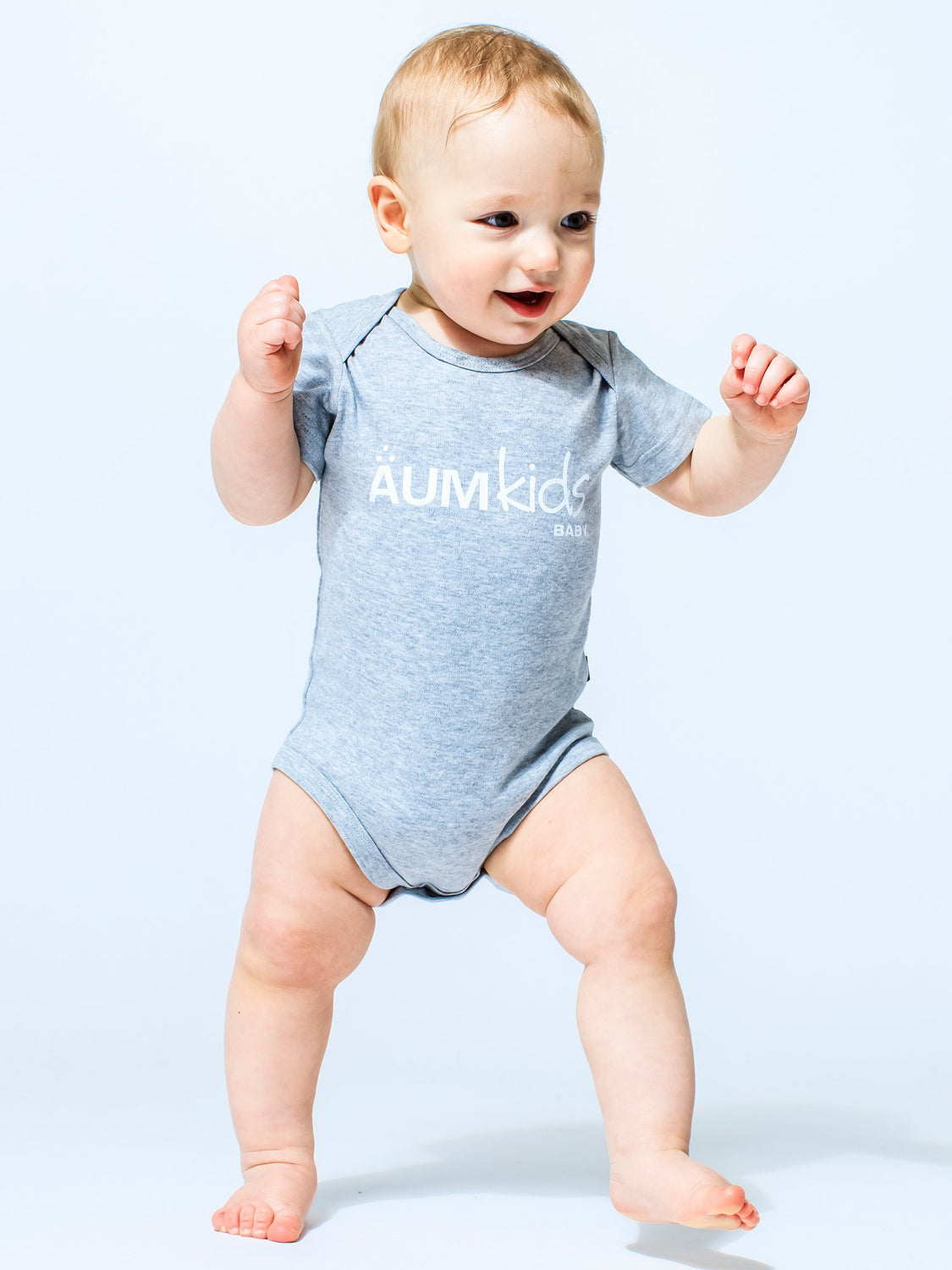 AUMkids HAPPY BABY SHORT SLEEVE ONESIE + BIB SET, LIGHT HEATHER GREY