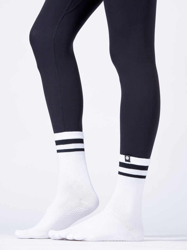 KNEE HIGH FULL TOE YOGA GRIP SOCKS, WHITE/BLACK