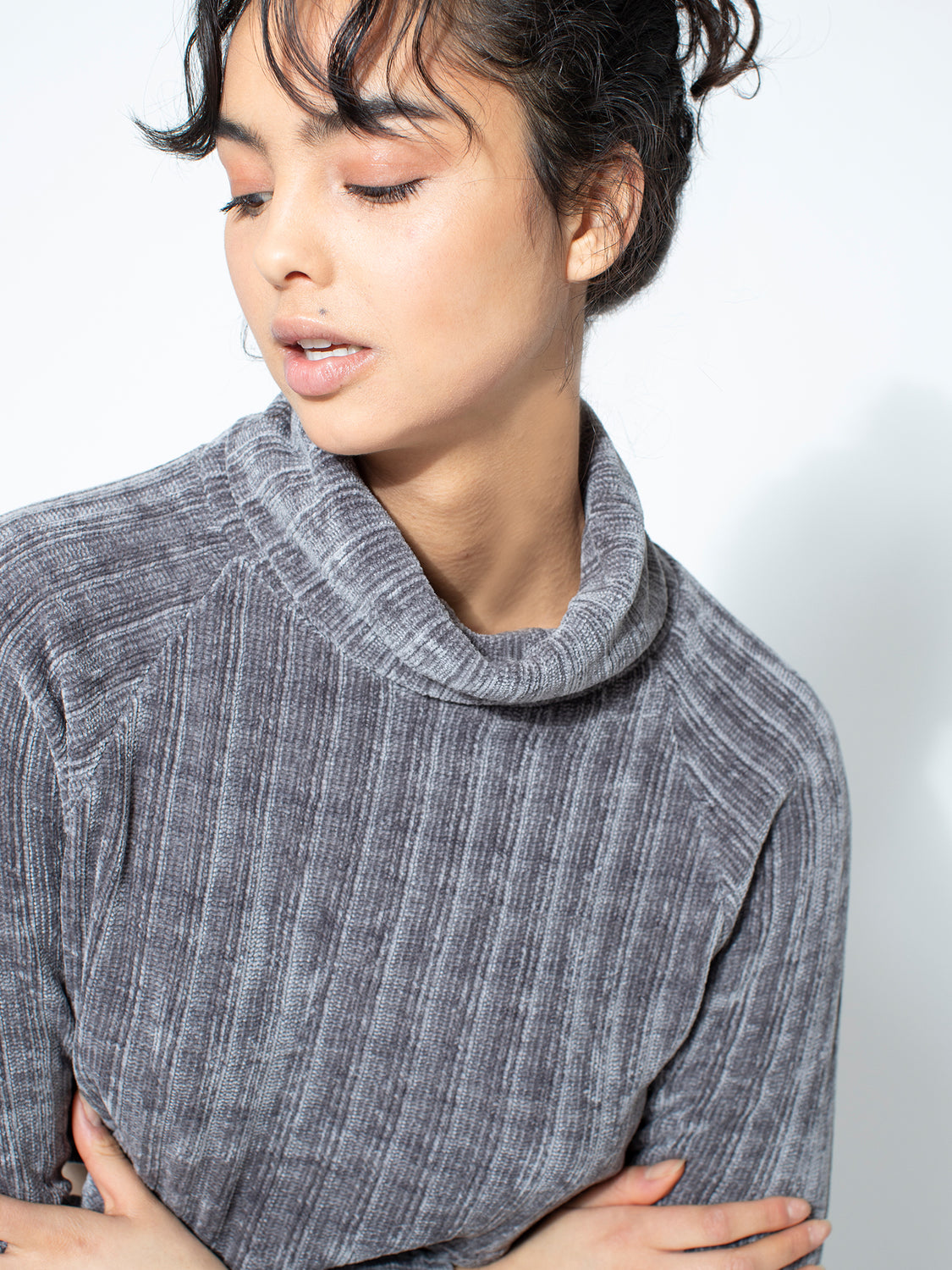 CROPPED PLUSH TURTLENECK TOP, GREY