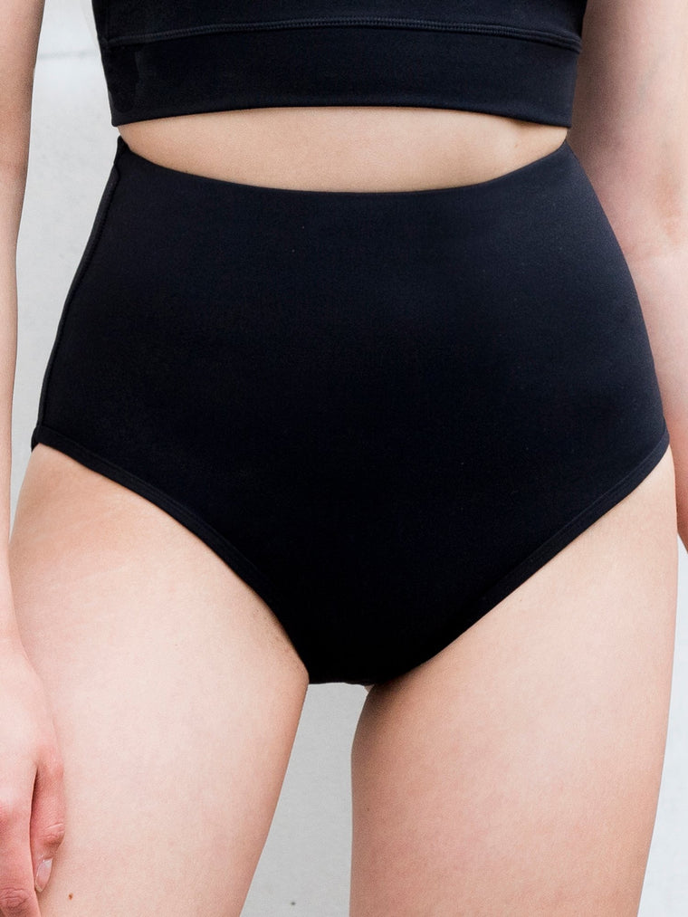 HIGH WAIST ROLLER SHORTS, BLACK